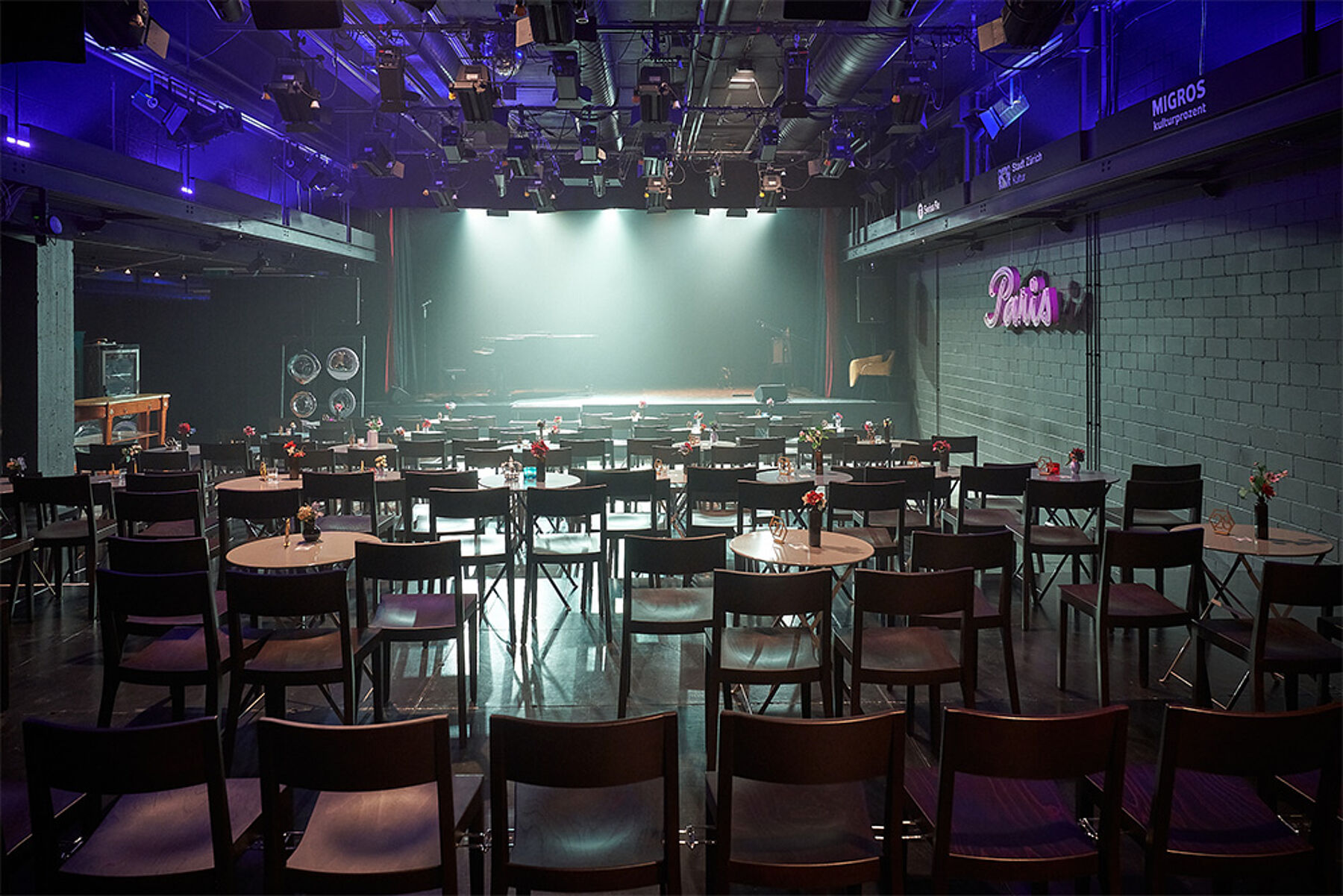 Miller's Theatersaal Stühle und Bühne